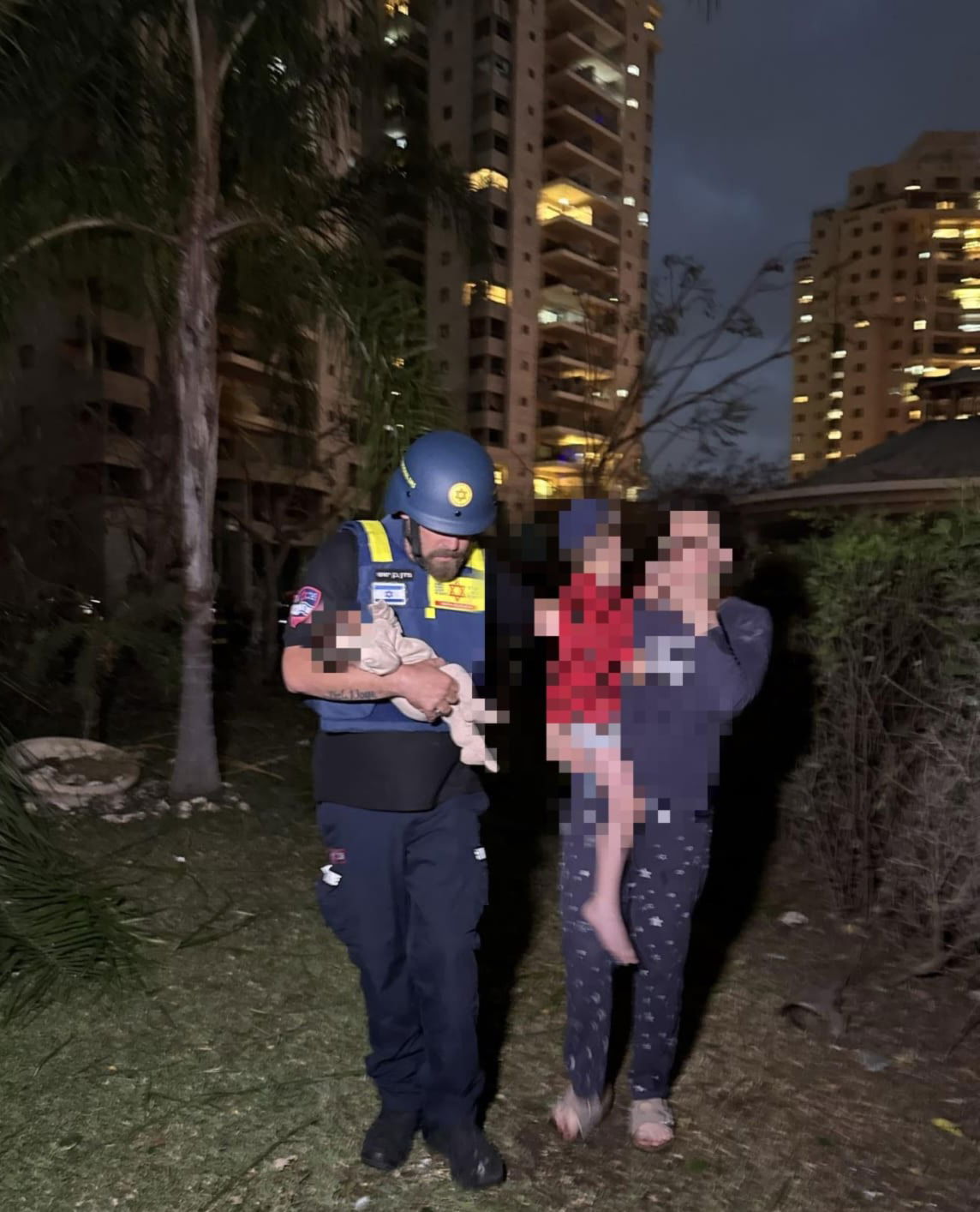 פעוטות מחולצים עם אמותיהם