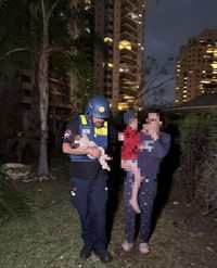 פעוטות מחולצים עם אמותיהם