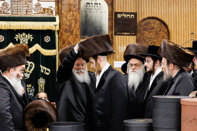 האדמו"ר מבאבוב בחבישת השטריימיל על ראש נכדו החתן