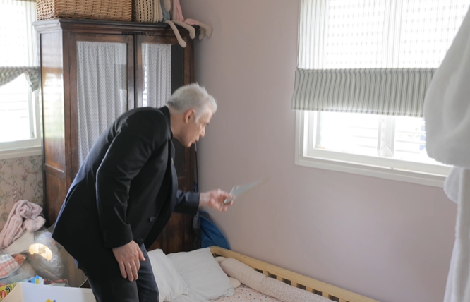 "נפלו זכוכיות בחדר השינה של נכדתי" | לפיד ערך סיור בדירת בנו שנפגעה במטח