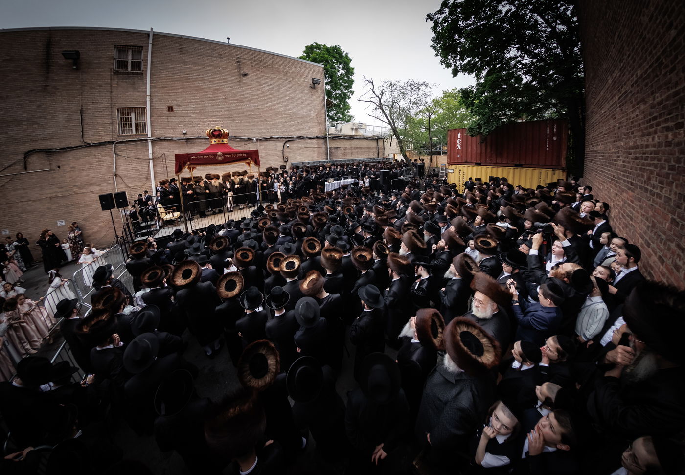 חסידים משתתפים בשמחת רבם