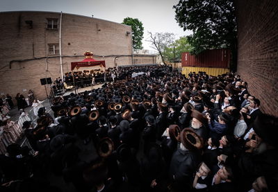 חסידים משתתפים בשמחת רבם