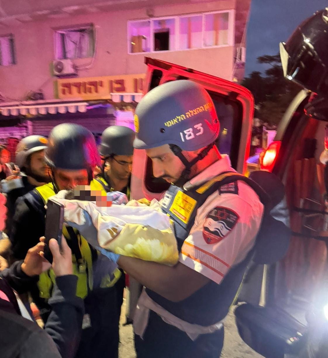 עדויות מהזירה המחרידה: פעוטות חולצו, הטיל הבליסטי פגע ישירות בממ"ד