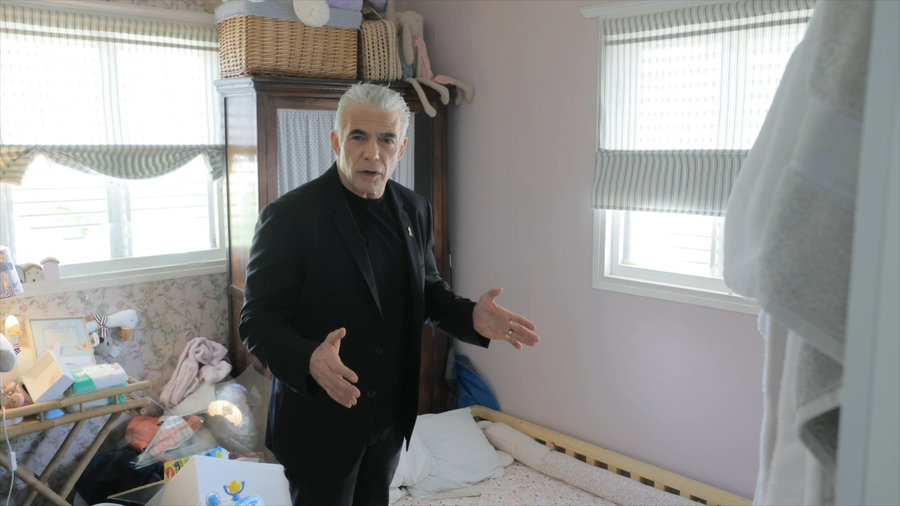 לפיד בדירת בנו בתל אביב