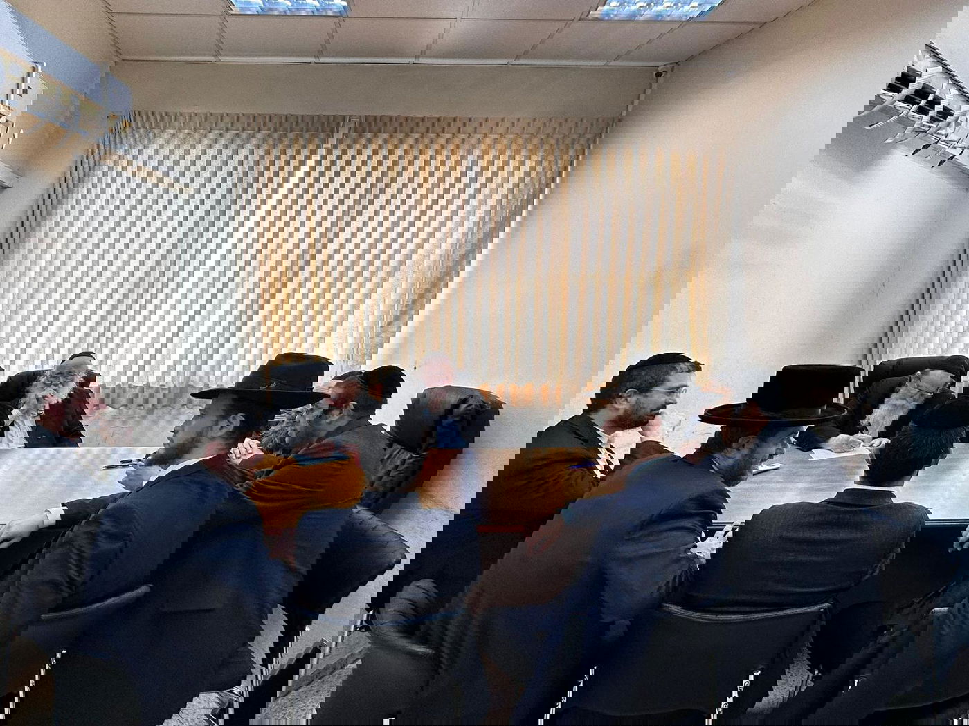 הרבנים בבני ברק, היום חותמים על המכתב