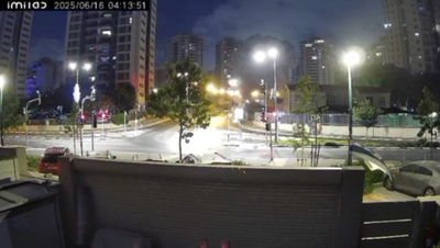 תיעוד דרמטי: הטיל פוגע בבניין רב קומות בפ"ת ומתפוצץ בין שני המ"מדים