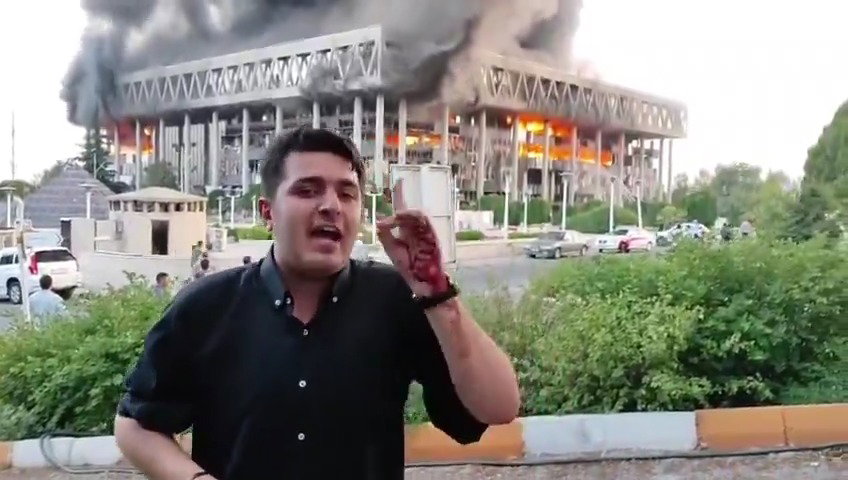 הדיווח מחוץ לבנין הבוער בטהראן 