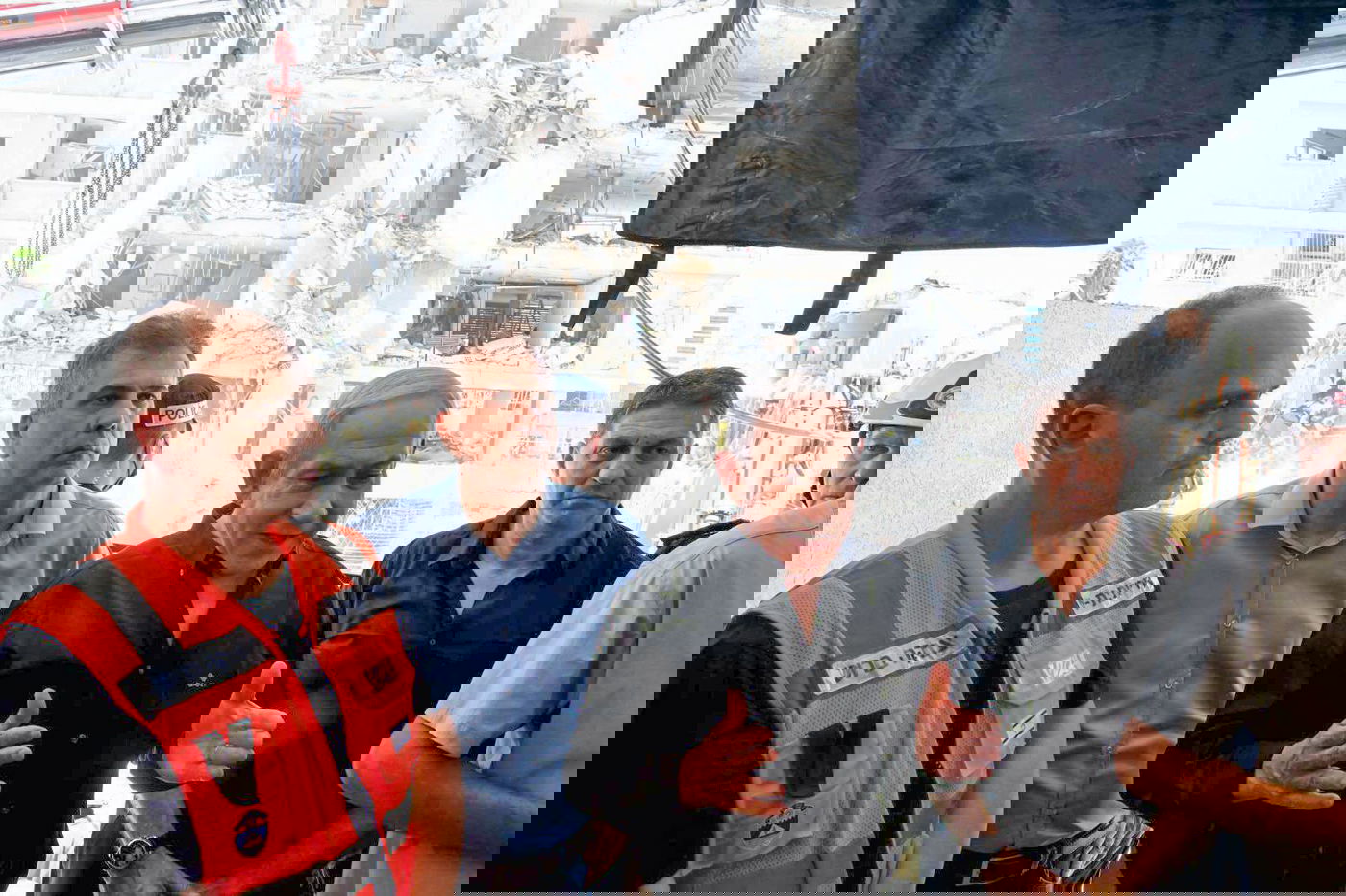 ראש הממשלה נתניהו והשר אלי כהן בזירת הפגיעה בבת ים