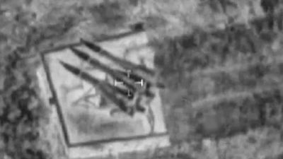 תיעוד מאיראן: מטוסי קרב בגלי תקיפה על אתרי הטילים הבליסטיים של המשטר האיראני