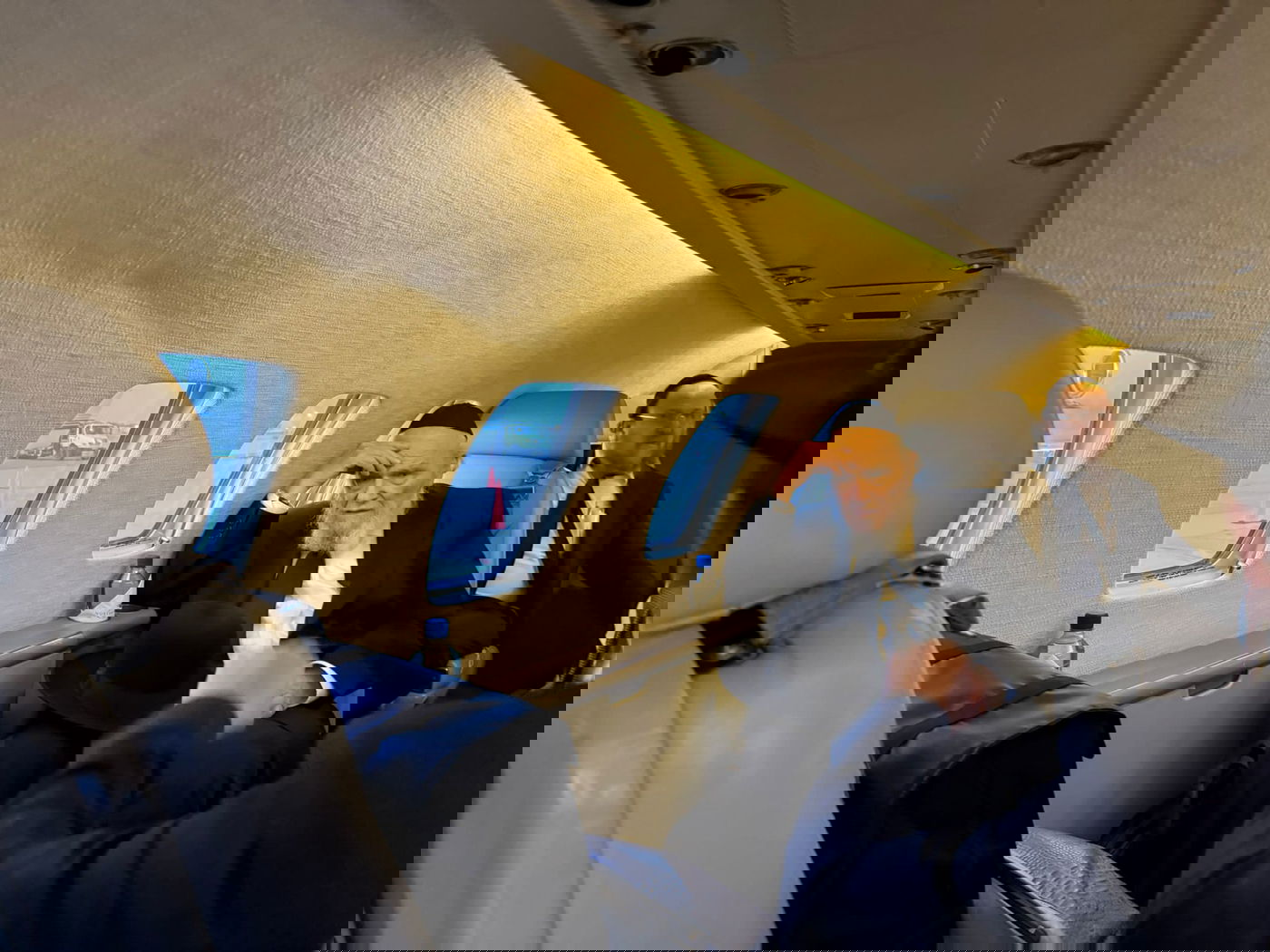 הגרמ"ה הירש על המטוס הפרטי בדרכו לשיקאגו במסגרת המסע