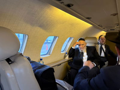 הגרמ"ה הירש על המטוס הפרטי בדרכו לשיקאגו במסגרת המסע