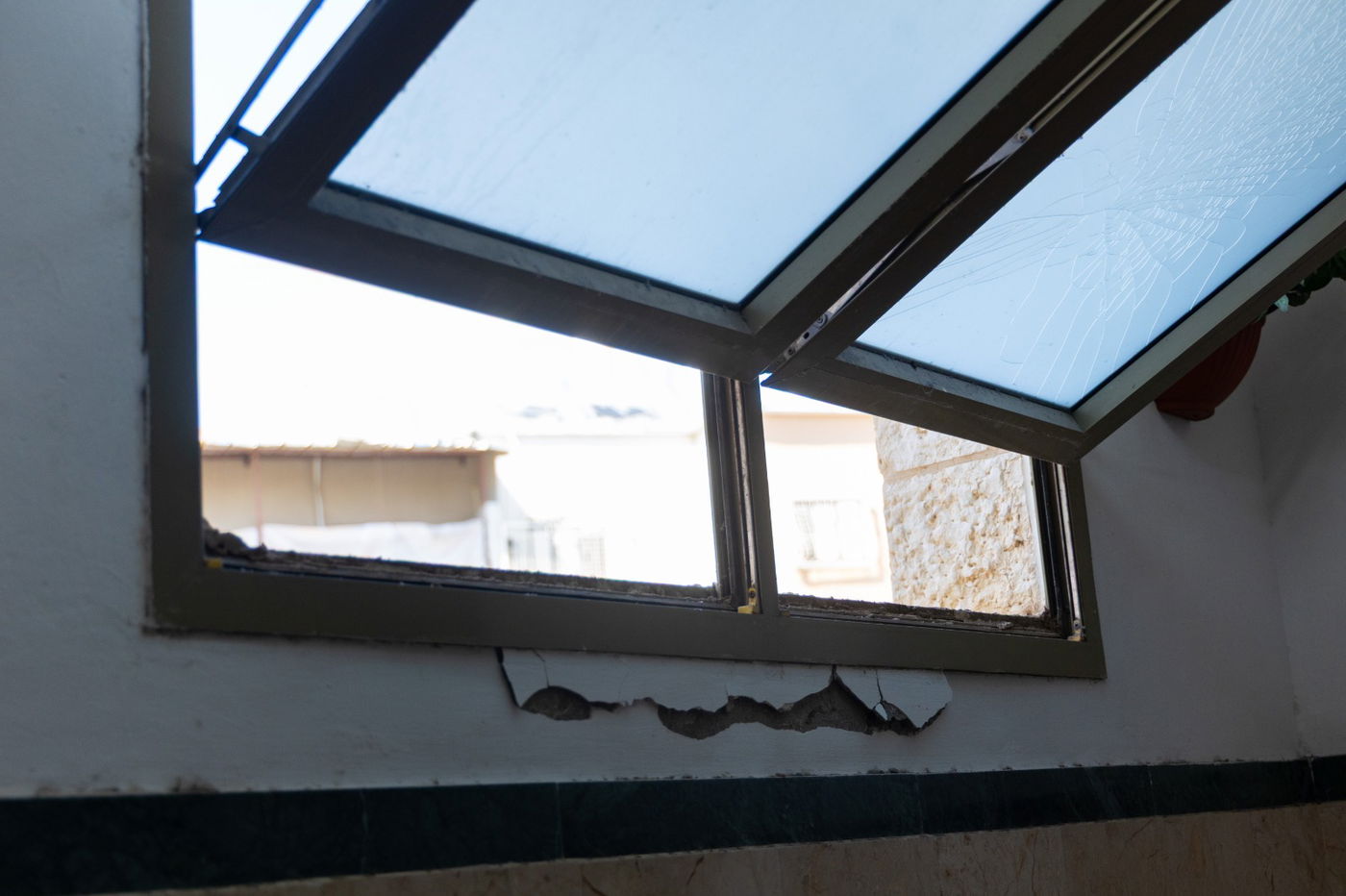 נזקי טיל האיראני בישיבת חב"ד בב"ב