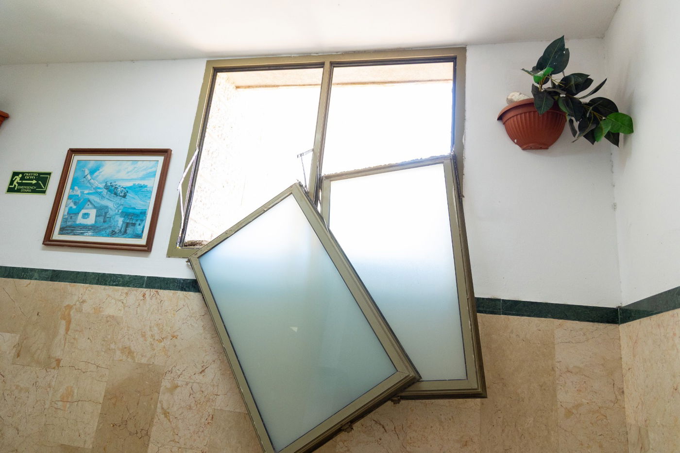 נזקי טיל האיראני בישיבת חב"ד בב"ב