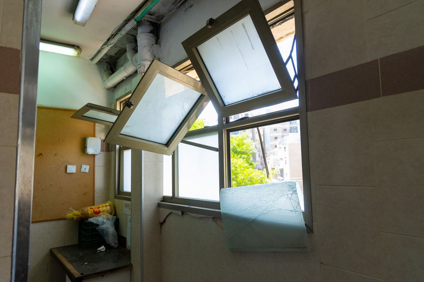 נזקי טיל האיראני בישיבת חב"ד בב"ב