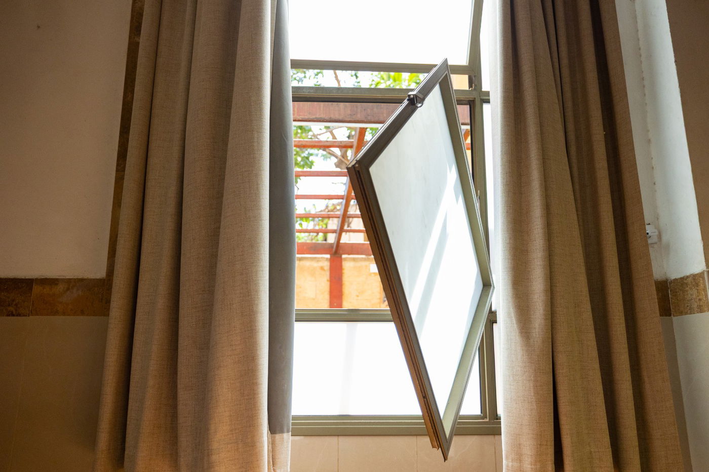 נזקי טיל האיראני בישיבת חב"ד בב"ב