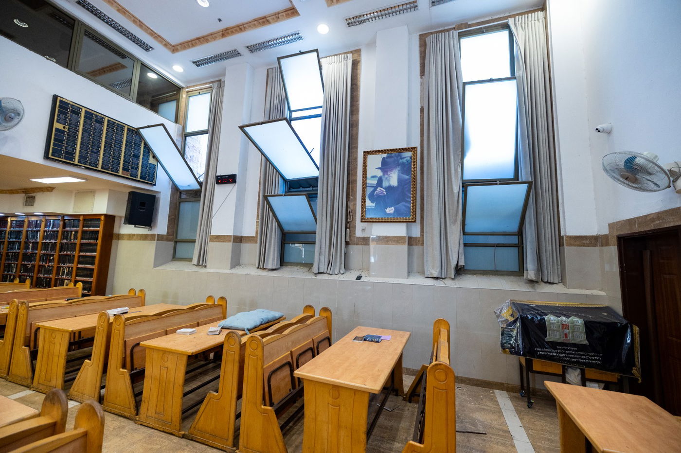 נזקי טיל האיראני בישיבת חב"ד בב"ב