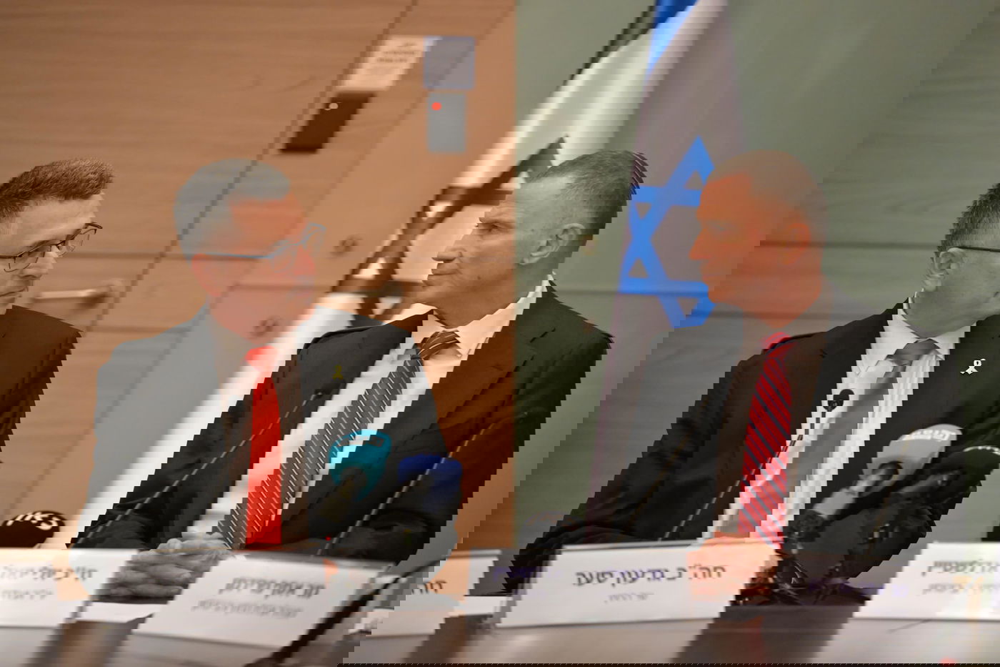 יו"ר הוועדה יולי אדלשטיין ושר החוץ גדעון סער