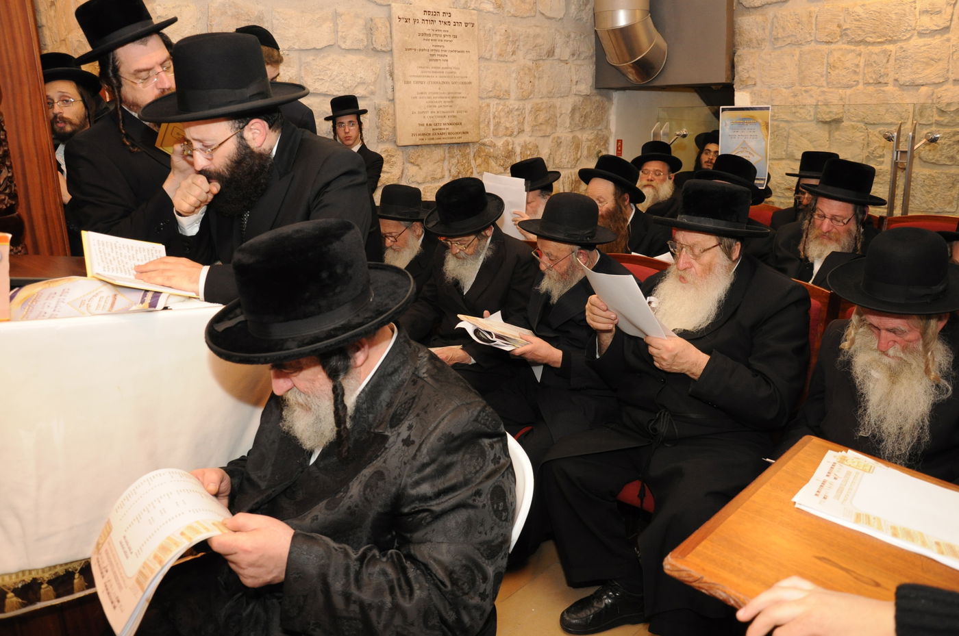 מעתיר בתפילה בכותל המערבי לצד רבו האדמו"ר מויז'ניץ