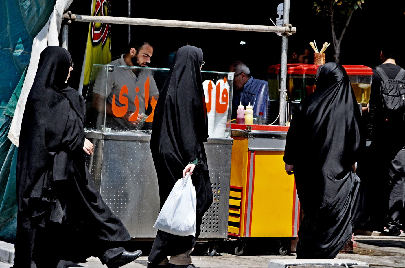 נשים בחיג'אב ברחובות איראן