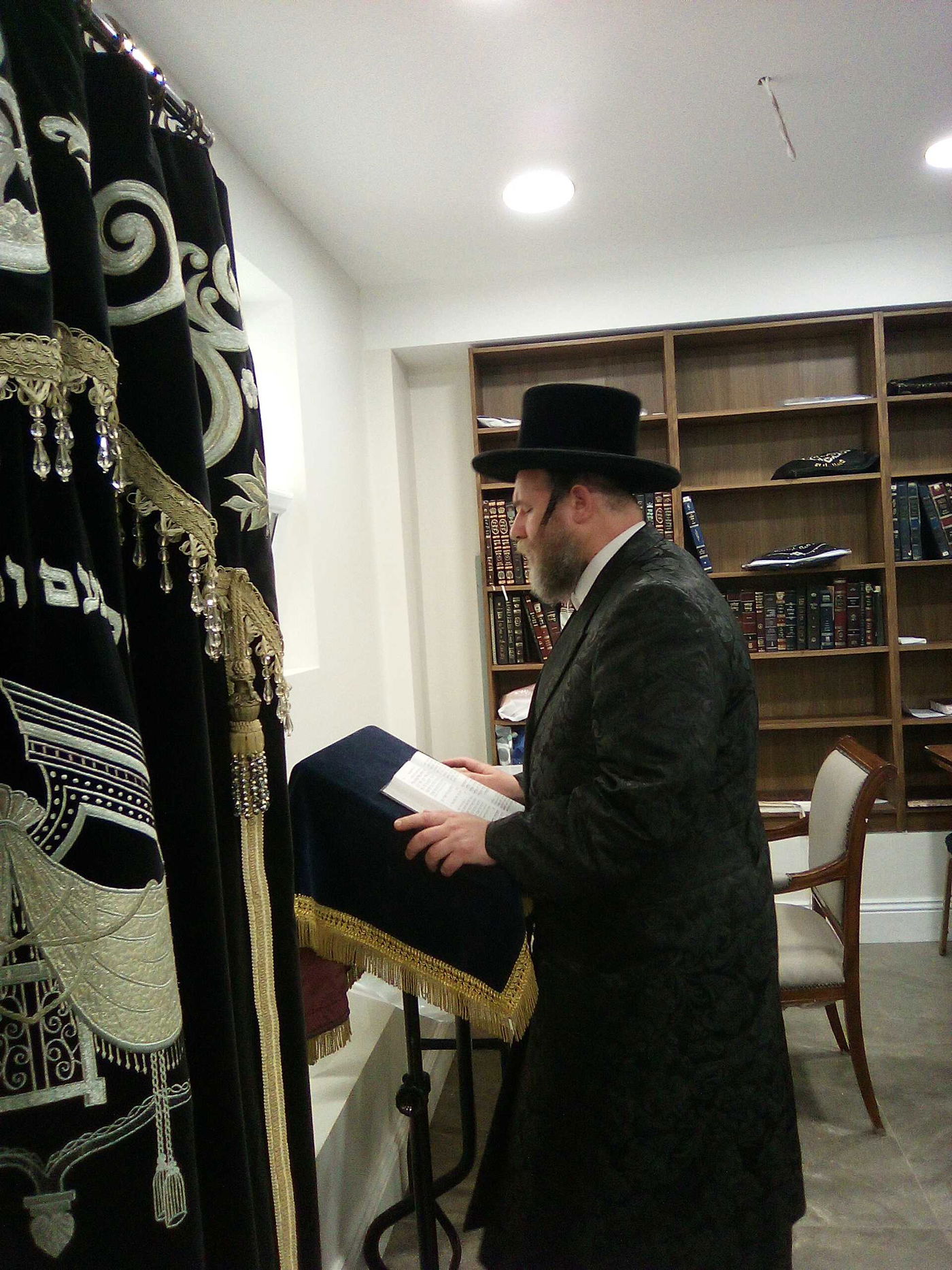 הגה"צ רבי יעקב מרדכי הגר בתפילת מנחה בלונדון