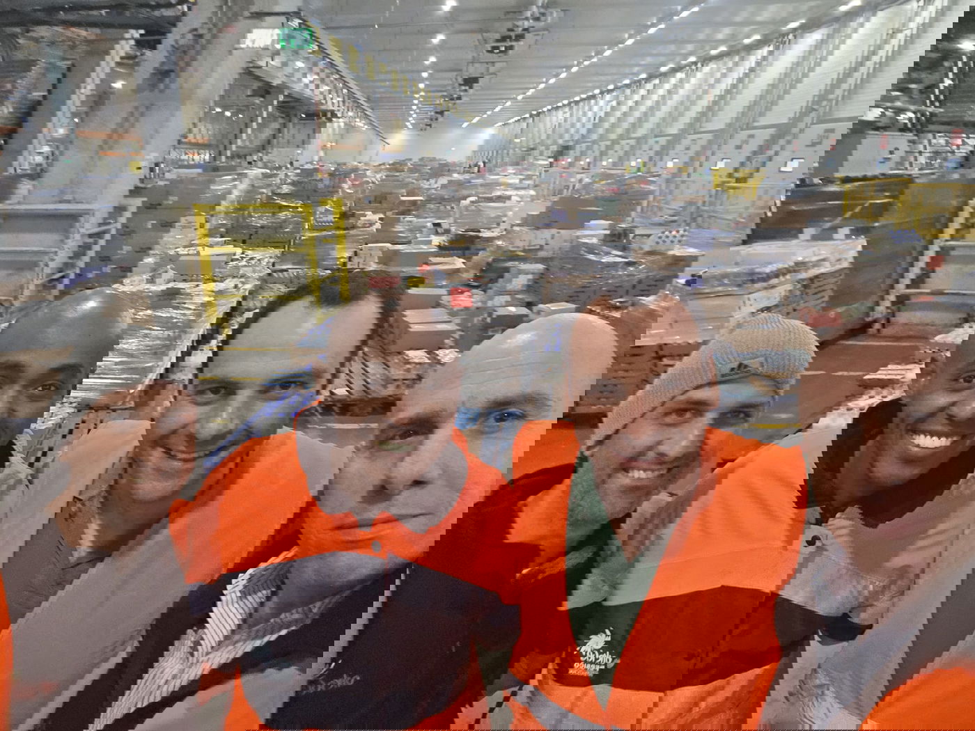 עובדי שטראוס במרכזים הלוגיסטיים של החברה