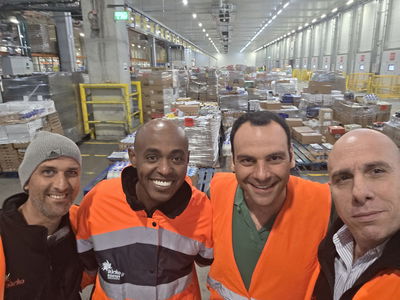 עובדי שטראוס במרכזים הלוגיסטיים של החברה