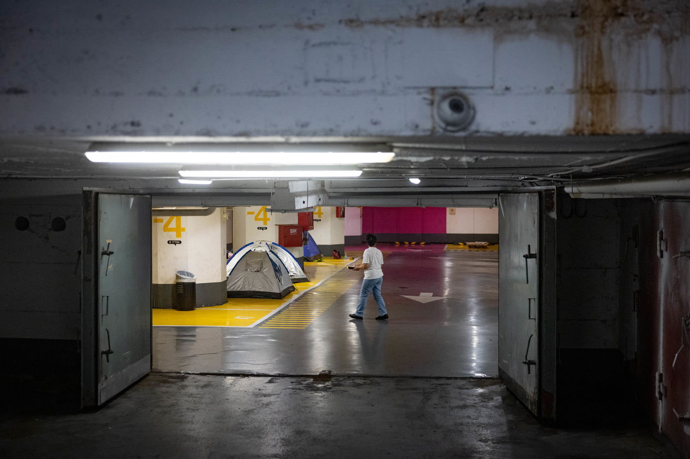 אזרחים תופסים מחסה לילי בחניון תת קרקעי בתל אביב