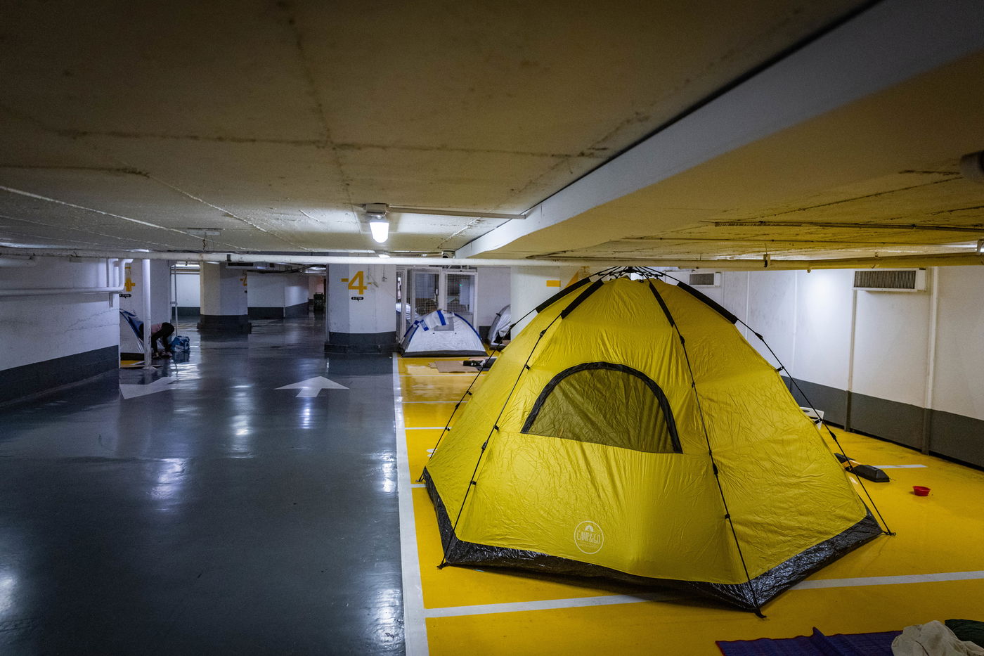 אזרחים תופסים מחסה לילי בחניון תת קרקעי בתל אביב