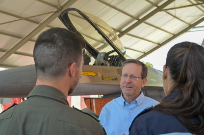 הרצוג היום בביקור בכנף 1