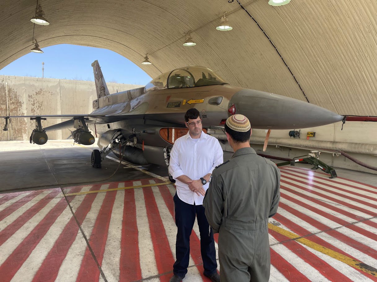 שיחה עם טייס קרב בבסיס רמת דוד | ארכיון