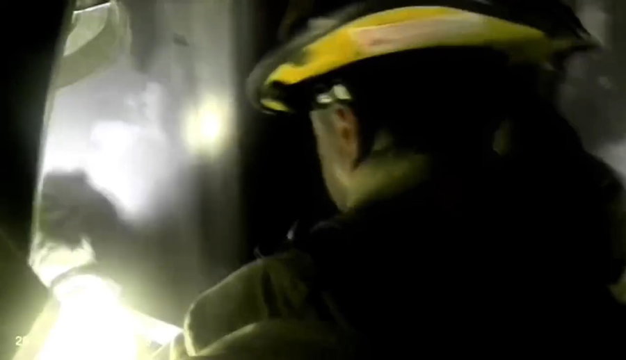 לוחמי האש מחלצים אזרחים מבניין שנפגע מטיל איראני