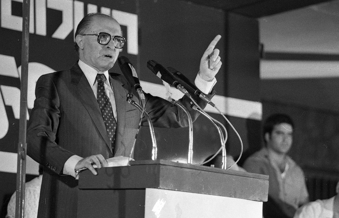 1981 - ראש הממשלה מנחם בגין מכריז בפני קהל תומכיו על הפצצת הכור הגרעיני העיראקי על ידי חיל האוויר הישראלי