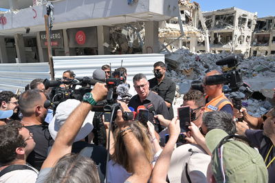 שר החוץ גדעון סער בתדרוך לעשרות השגרירים הזרים בישראל מאתר נפילת הטיל בבת ים