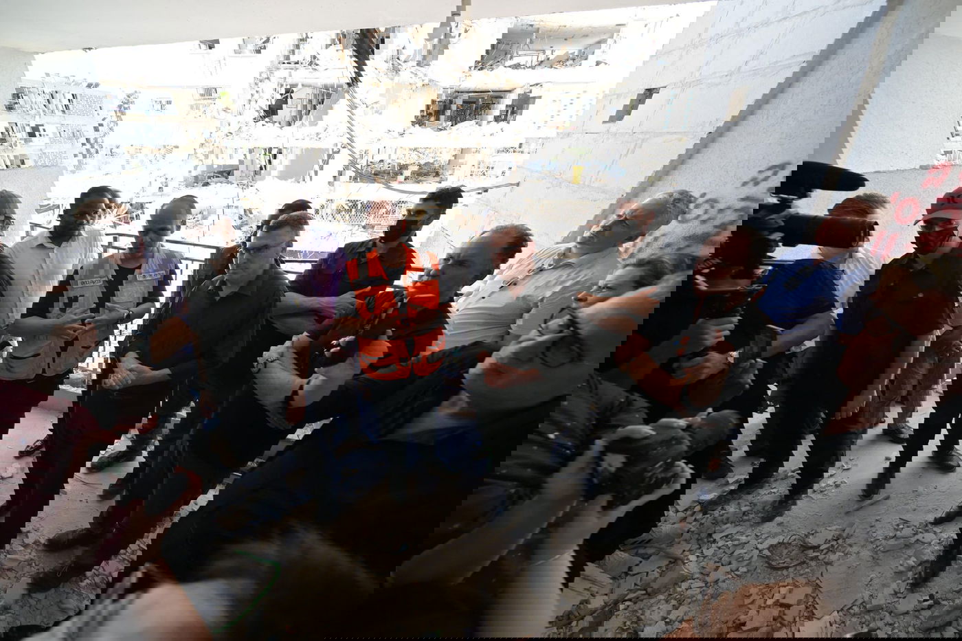 שר החוץ גדעון סער בתדרוך לעשרות השגרירים הזרים בישראל מאתר נפילת הטיל בבת ים