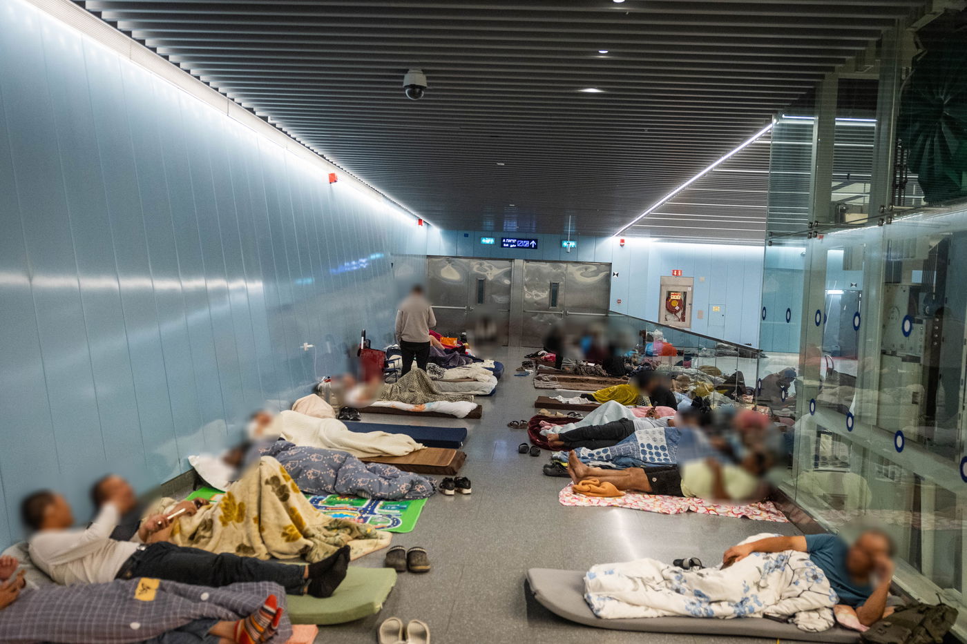 אזרחים תופסים מחסה לילי בתחנת הרכבת הקלה בתל אביב