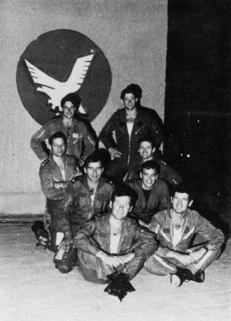 צוות שהשתתף בתקיפה (מהרחוק לקרוב): מימין: ישראל שפיר, אמיר נחומי, דובי יפה וזאב רז. משמאל: אילן רמון, יפתח ספקטור, חגי כץ ועמוס ידלין.