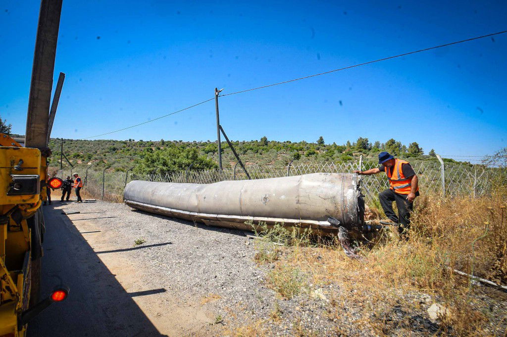 נס בשומרון - חלק ענק מטיל נפל בכניסה לעיר אריאל
