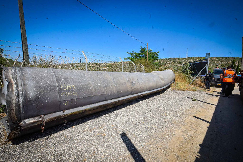 נס בשומרון - חלק ענק מטיל נפל בכניסה לעיר אריאל