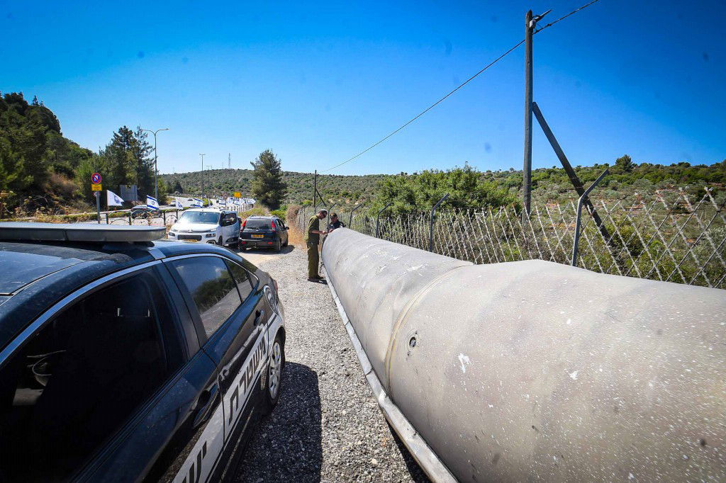 נס בשומרון - חלק ענק מטיל נפל בכניסה לעיר אריאל