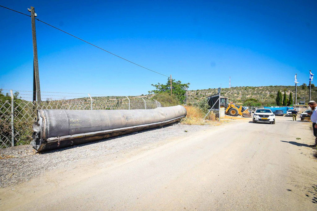 נס בשומרון - חלק ענק מטיל נפל בכניסה לעיר אריאל