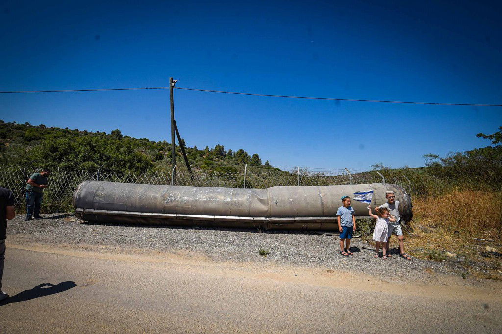 נס בשומרון - חלק ענק מטיל נפל בכניסה לעיר אריאל