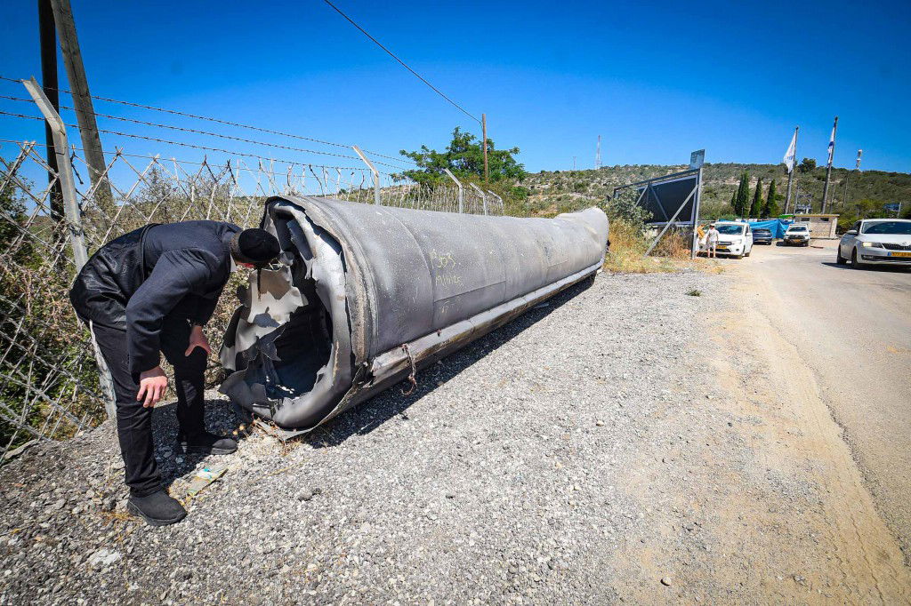 נס בשומרון - חלק ענק מטיל נפל בכניסה לעיר אריאל