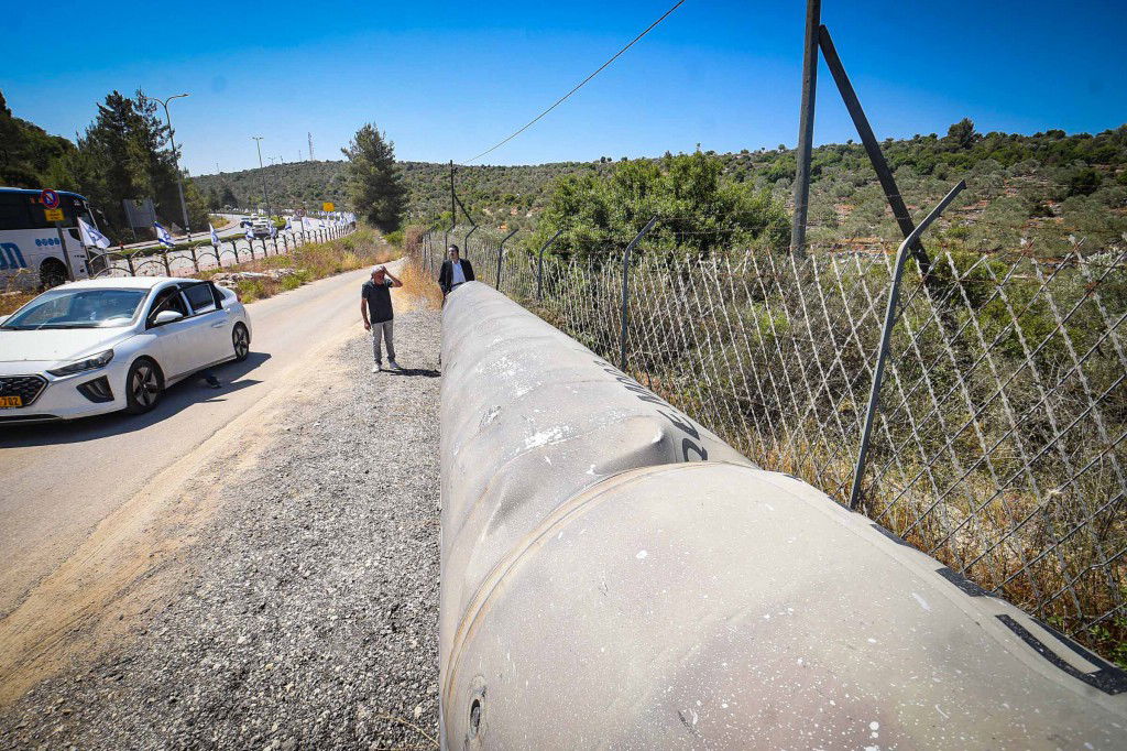 נס בשומרון - חלק ענק מטיל נפל בכניסה לעיר אריאל