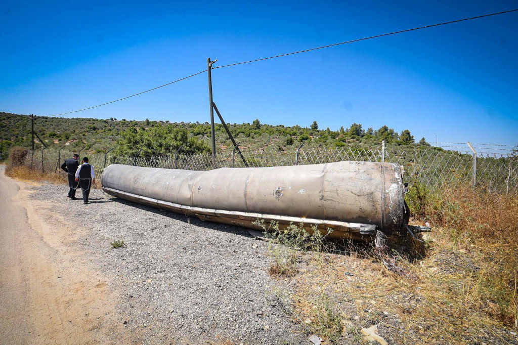 נס בשומרון - חלק ענק מטיל נפל בכניסה לעיר אריאל