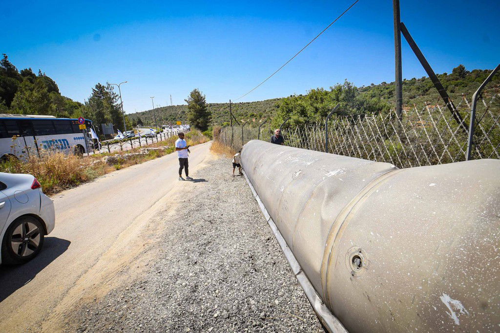 נס בשומרון - חלק ענק מטיל נפל בכניסה לעיר אריאל