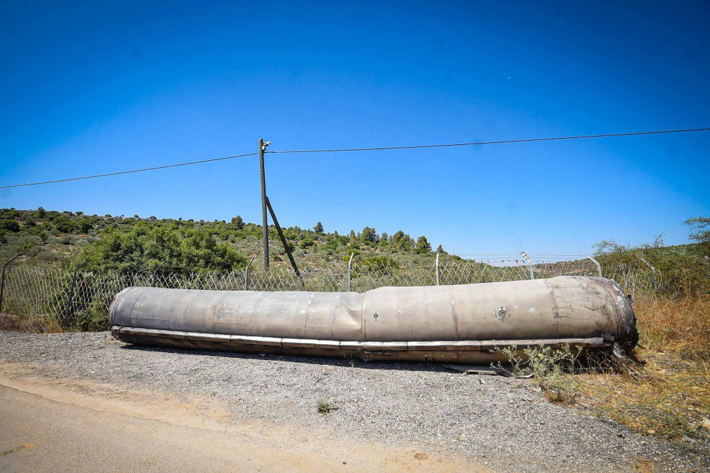 נס בשומרון - חלק ענק מטיל נפל בכניסה לעיר אריאל