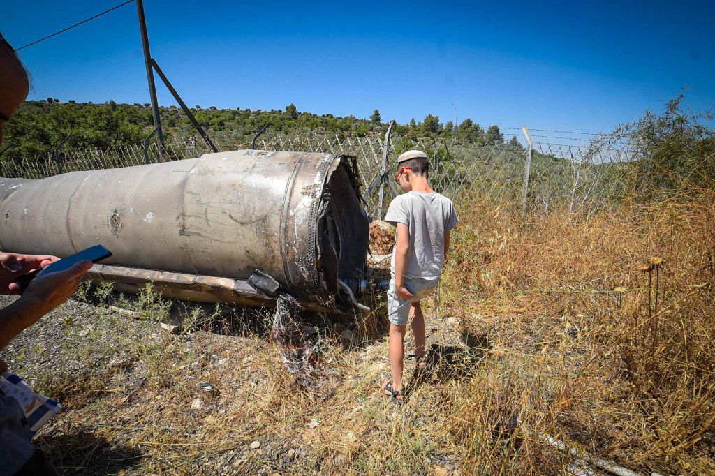 נס בשומרון - חלק ענק מטיל נפל בכניסה לעיר אריאל