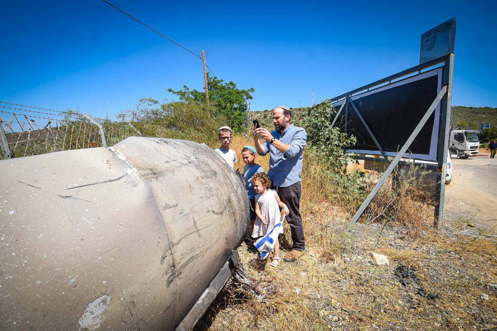 נס בשומרון - חלק ענק מטיל נפל בכניסה לעיר אריאל