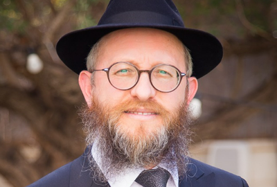 הרב החרדי שלובש כל השבוע מדים ובשבת מנהיג קהילה מעורבת בטור מרגש ונוגע