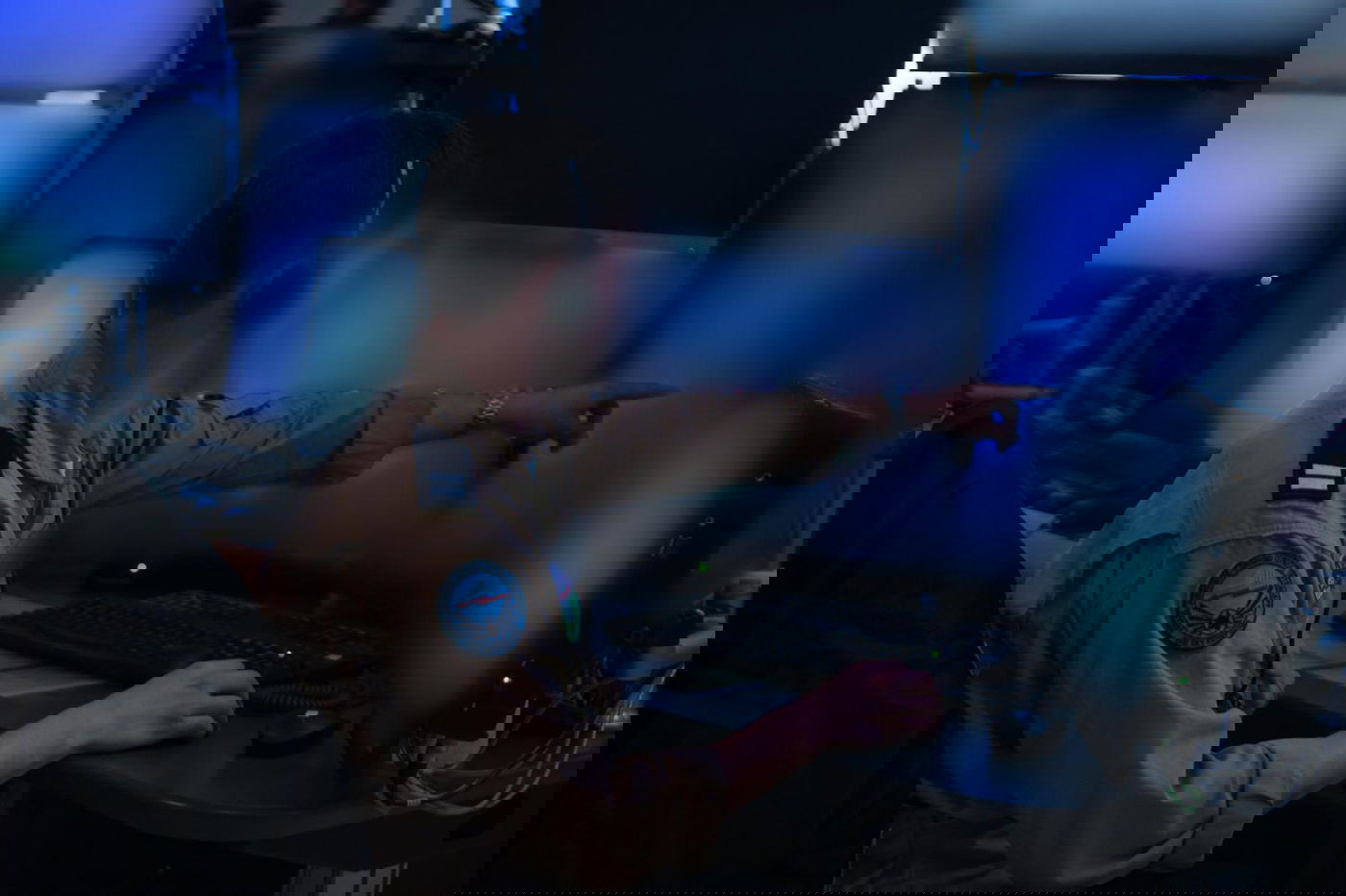 חדר הבקרה בחיל האוויר בזמן היירוטים